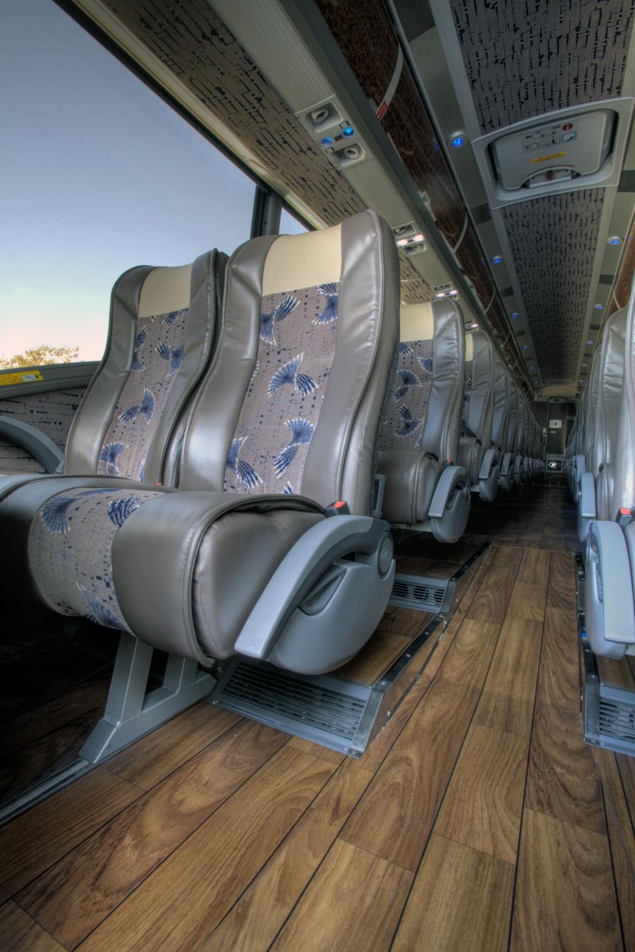 Интерьер MCI J4500 2013 года  (фото 2 из 4)